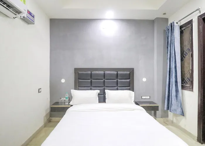 Collection O Mahavir Enclave Near Dashrath Puri Metro Station New Delhi